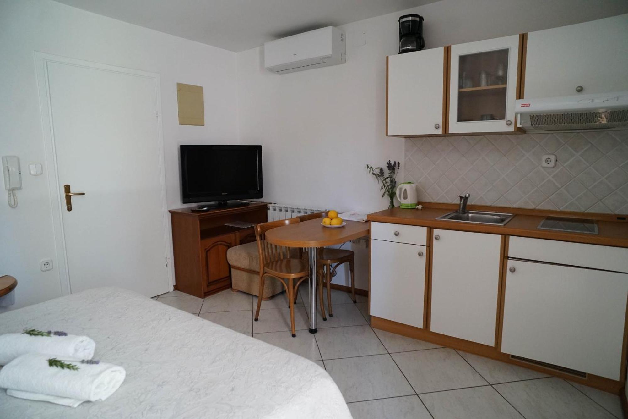 Apartments And Rooms Degra أوماغ الغرفة الصورة